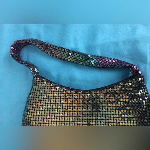 RARE 90’s EUC small iridescent chainmail purse/wristlet with snap closure. - Picture 4 of 6
